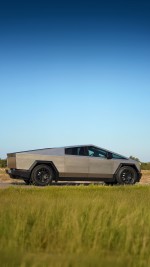 2024 Tesla Cybertruck Foundation Series - 243 km only